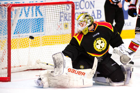 Brynäs målvakt Bernhard Starkbaum räddar skott