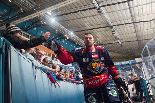 Djurgården Mikael Ahlén hälsar på supportrar