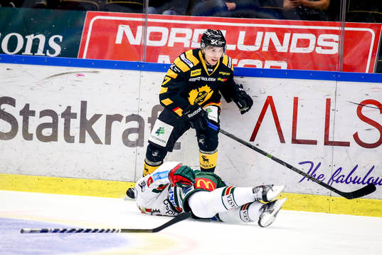 Frölundas Christian Bäckman blev tacklad av Skellefteås