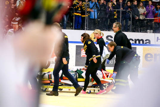 Frölundas Christian Bäckman blev tacklad av Skellefteås