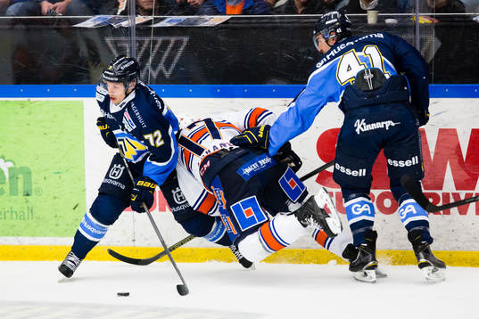 s Patrik Carlsson och Chris Campoli (h)