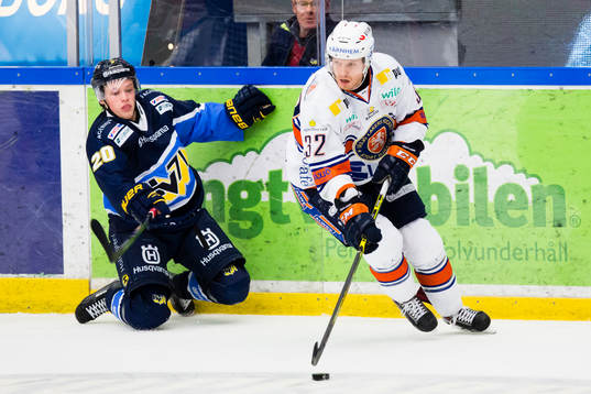 s Lawrence Pilut omkull mot Växjös Nick Johnson