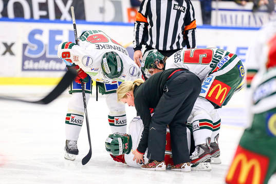 Frölundas Pontus Widerström fick hjälp av lagkamrater
