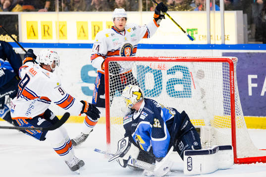 Växjös Josh Hennessy och Jani Lajunen jublar