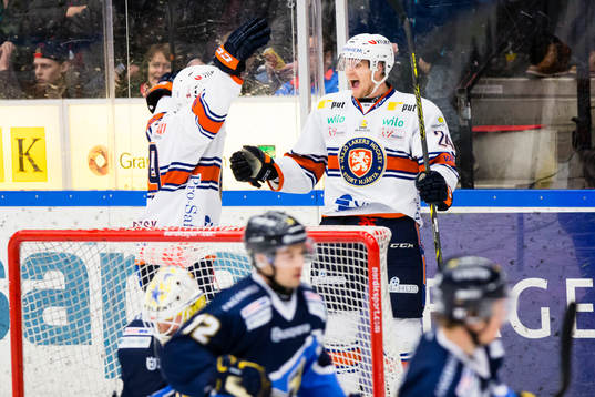 Växjös Josh Hennessy och Jani Lajunen jublar