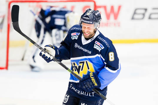 s Jere Karalahti grimaserar