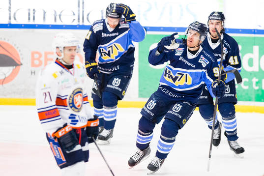 s Teemu Laine jublar