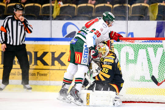 Skellefteås målvakt Markus Svensson blir pååkt av