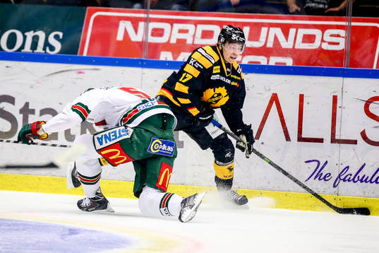 Frölundas Christian Bäckman blev tacklad av Skellefteås
