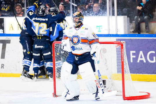 s Teemu Laine (syns ej i bild), Växjös målvakt