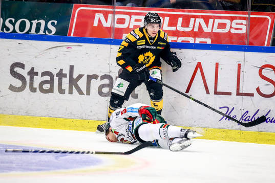 Frölundas Christian Bäckman blev tacklad av Skellefteås