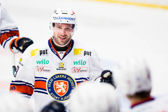 Växjös Josh Hennessy jublar