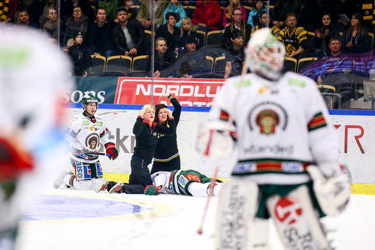 Frölundas Christian Bäckman tacklades av Skellefteås