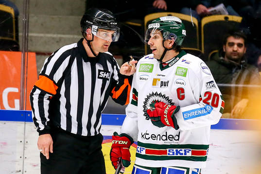 Frölundas Joel Lundqvist i samtal med domaren Mikael Nord