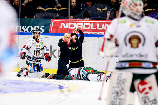 Frölundas Christian Bäckman tacklades av Skellefteås