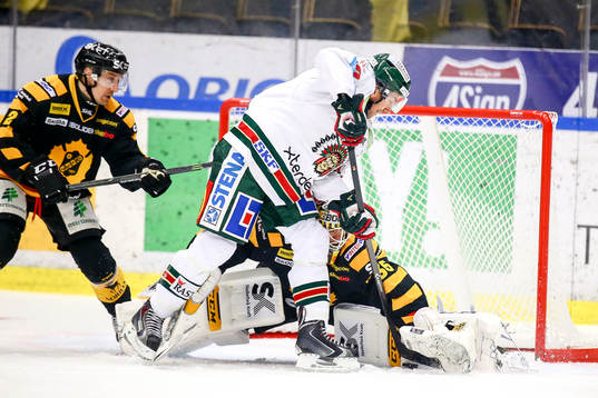 Skellefteås Erik Andersson och målvakten Markus Svensson