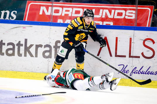 Frölundas Christian Bäckman blev tacklad av Skellefteås