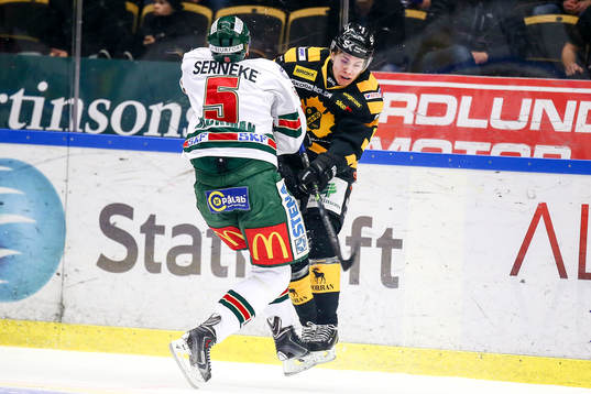 Frölundas Christian Bäckman blev tacklad av Skellefteås