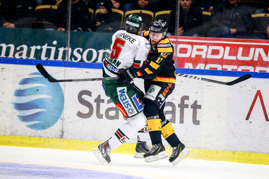 Frölundas Christian Bäckman blev tacklad av Skellefteås