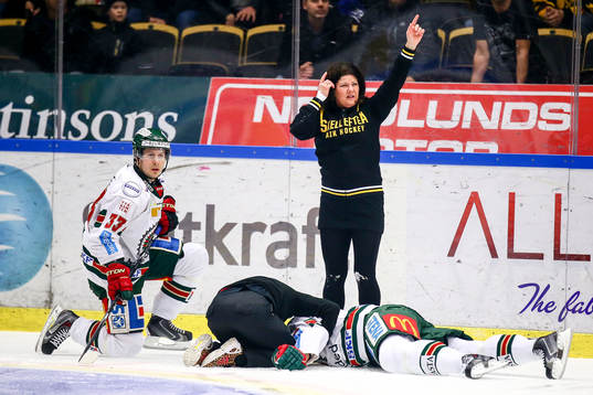 Frölundas Christian Bäckman tacklades av Skellefteås