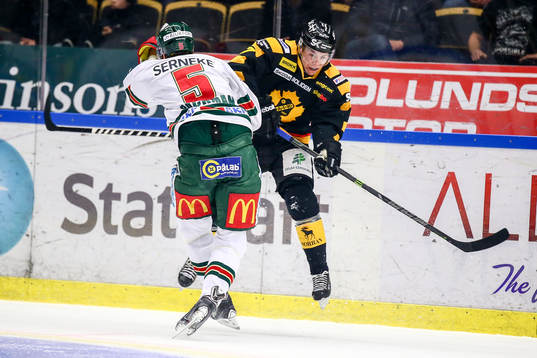 Frölundas Christian Bäckman blev tacklad av Skellefteås