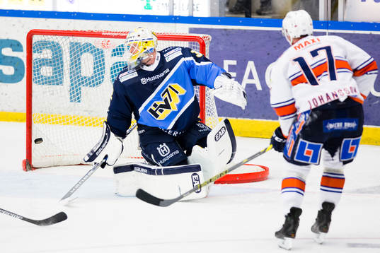 s målvakt Gustaf Wesslau släpper in 1-2 från Växjös