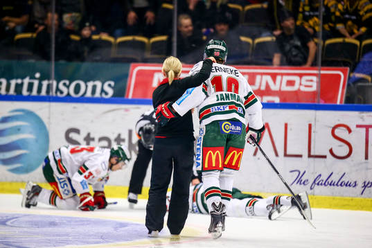 Frölundas Mattias Janmark hjälper Frölundas läkare fram
