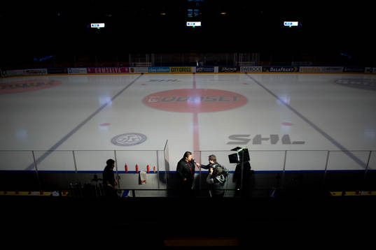 Leksands Huvudtränare Andreas Appelgren blir intervjuad av