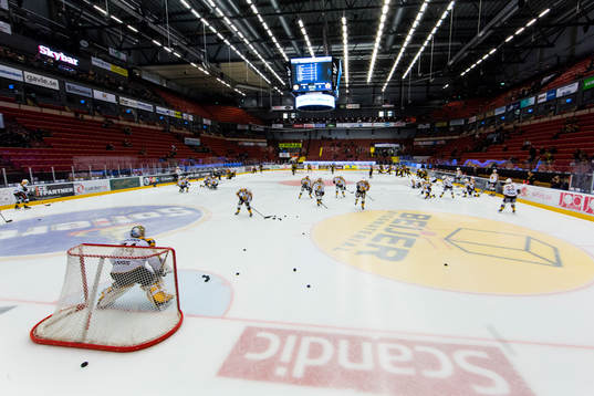 Skellefteås spelare värmer upp innan ishockeymatchen i