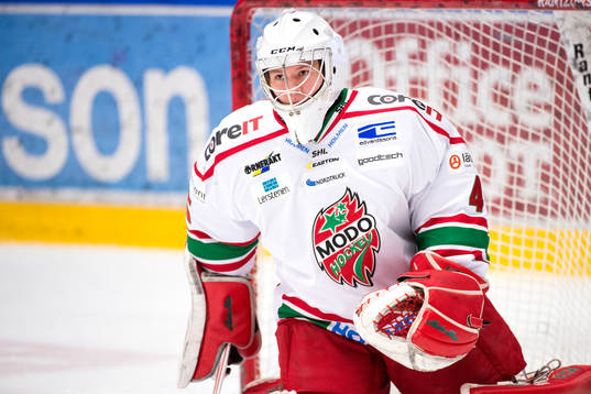 Modos målvakt Markus Olsson före ishockeymatchen i SHL