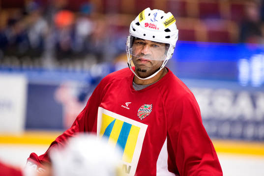 Modos Donald Brashear deppar före ishockeymatchen i SHL