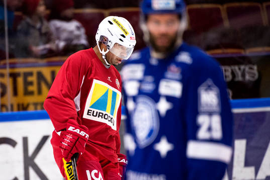 Modos Donald Brashear deppar före ishockeymatchen i SHL