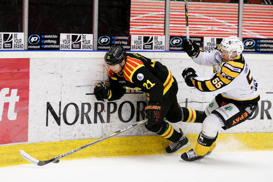 Brynäs Tim Wallace får sig en tryckare av Skellefteås