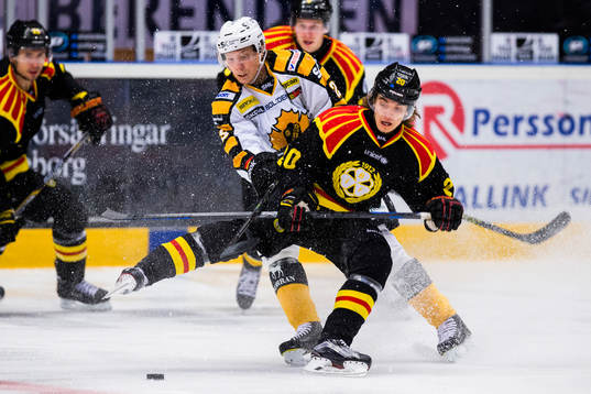 Skellefteås Oskar Sundqvist i kamp om pucken med Brynäs