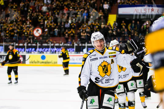 Skellefteås Adam Pettersson gratuleras av sina lagkamrater