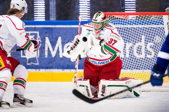 Adam Reideborn, målvakt i Modo, har svårt att få grepp