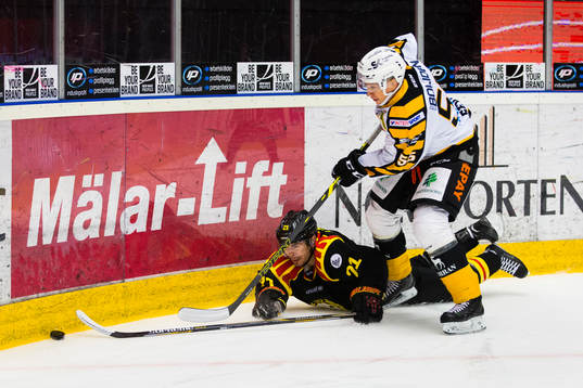 Brynäs Tim Wallace går omkull i en närkamp med