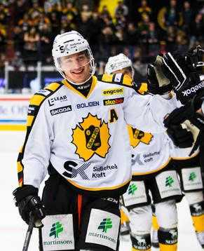 Skellefteås Adam Pettersson gratuleras av sina lagkamrater