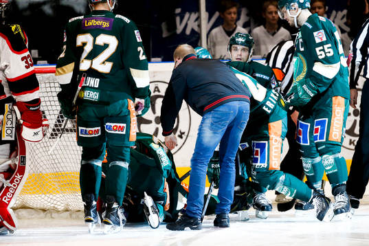 Färjestads Victor Ejdsell ligger skadad på isen