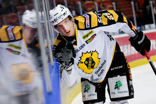 Skellefteås Oskar Sundqvist kliver av isen