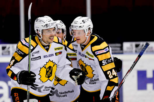Skellefteås Daniel Widing (tv) gör 1-6 och jublar ihop