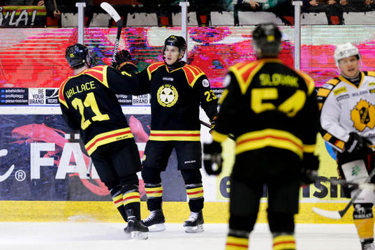 Brynäs Bill Sweatt (m) jublar