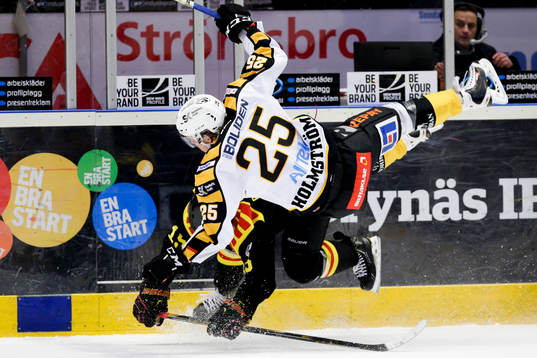 Brynäs Simon Bertilsson och Skellefteås Axel Holmström i