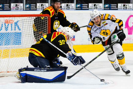 Brynäs målvakt Emil Kruse försvarar sig mot Skellefteås