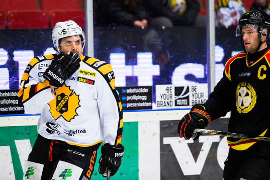 Skellefteås Daniel Widing gör och Brynäs Niclas Andersén