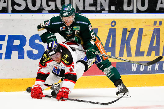 Färjestads Ole-Kristian Tollefsen trycker ner Örebros