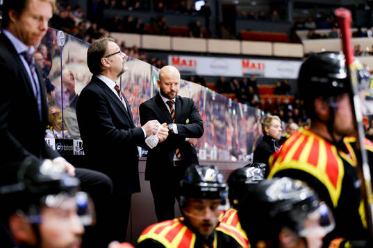 Brynäs tränare Tommy Jonsson deppar i båset