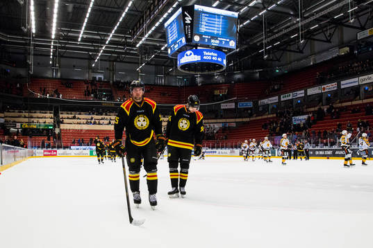 Brynäs Simon Bertilsson och Oskar Lindblom ser deppiga ut