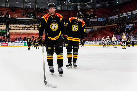 Brynäs Simon Bertilsson och Oskar Lindblom ser deppiga ut