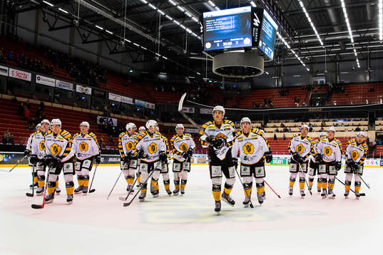 Skellefteås spelare tackar publiken